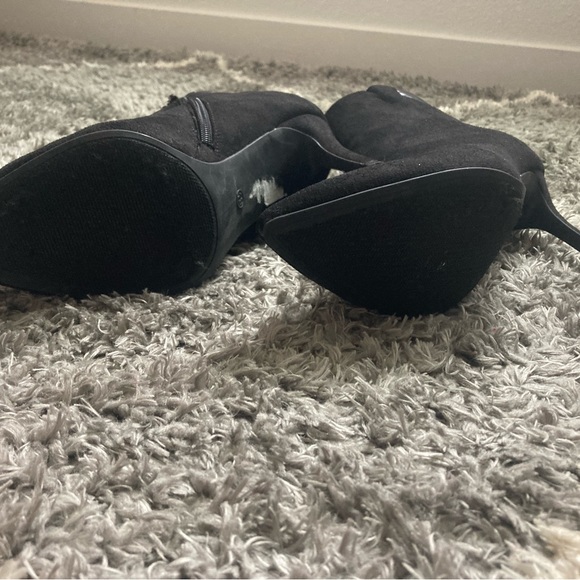 Black boots with heel. - Picture 6 of 6